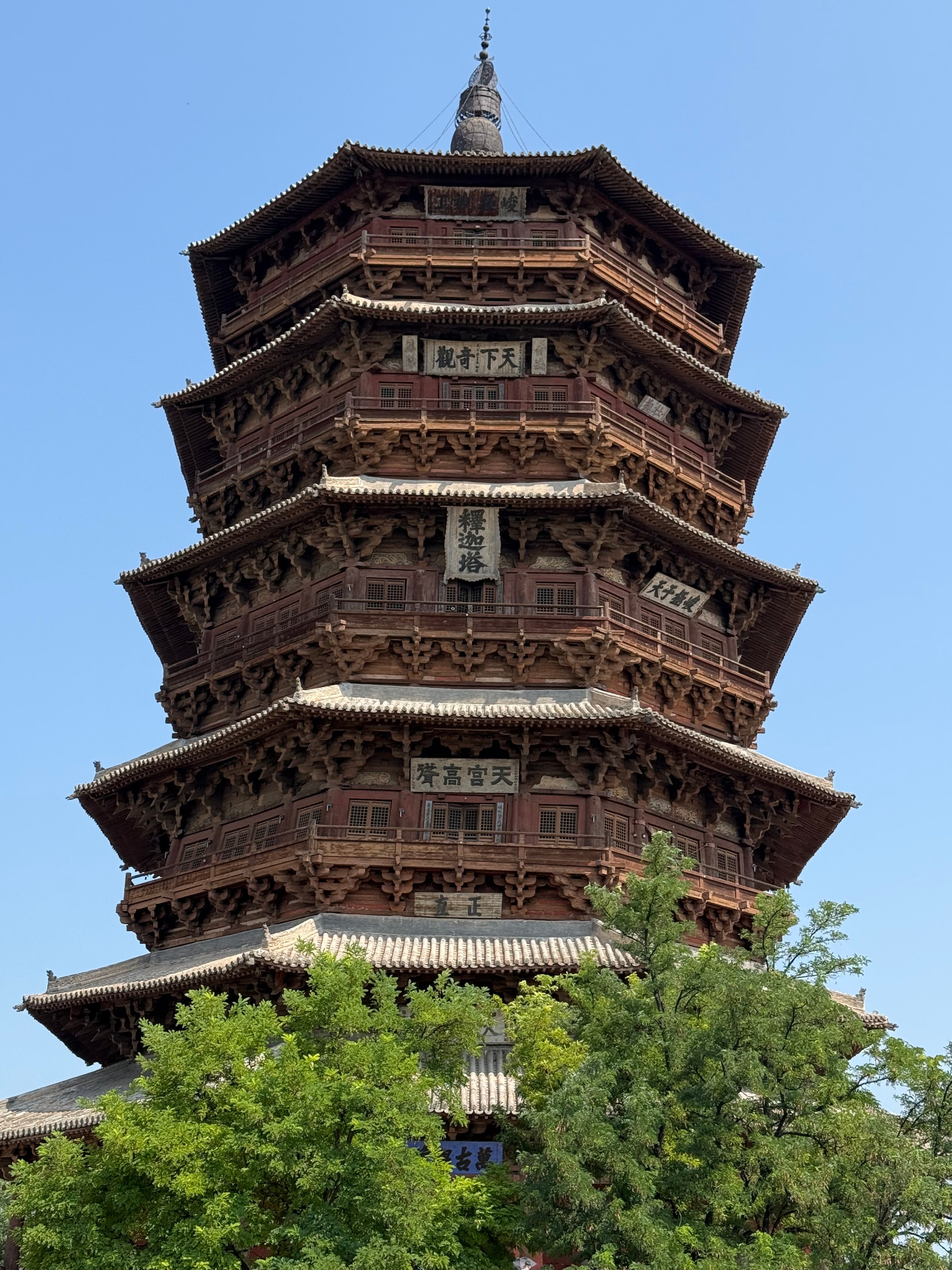 应县木塔，斗拱一层层叠出塔身，全身上下不用一根钉子，却站了快一千年。