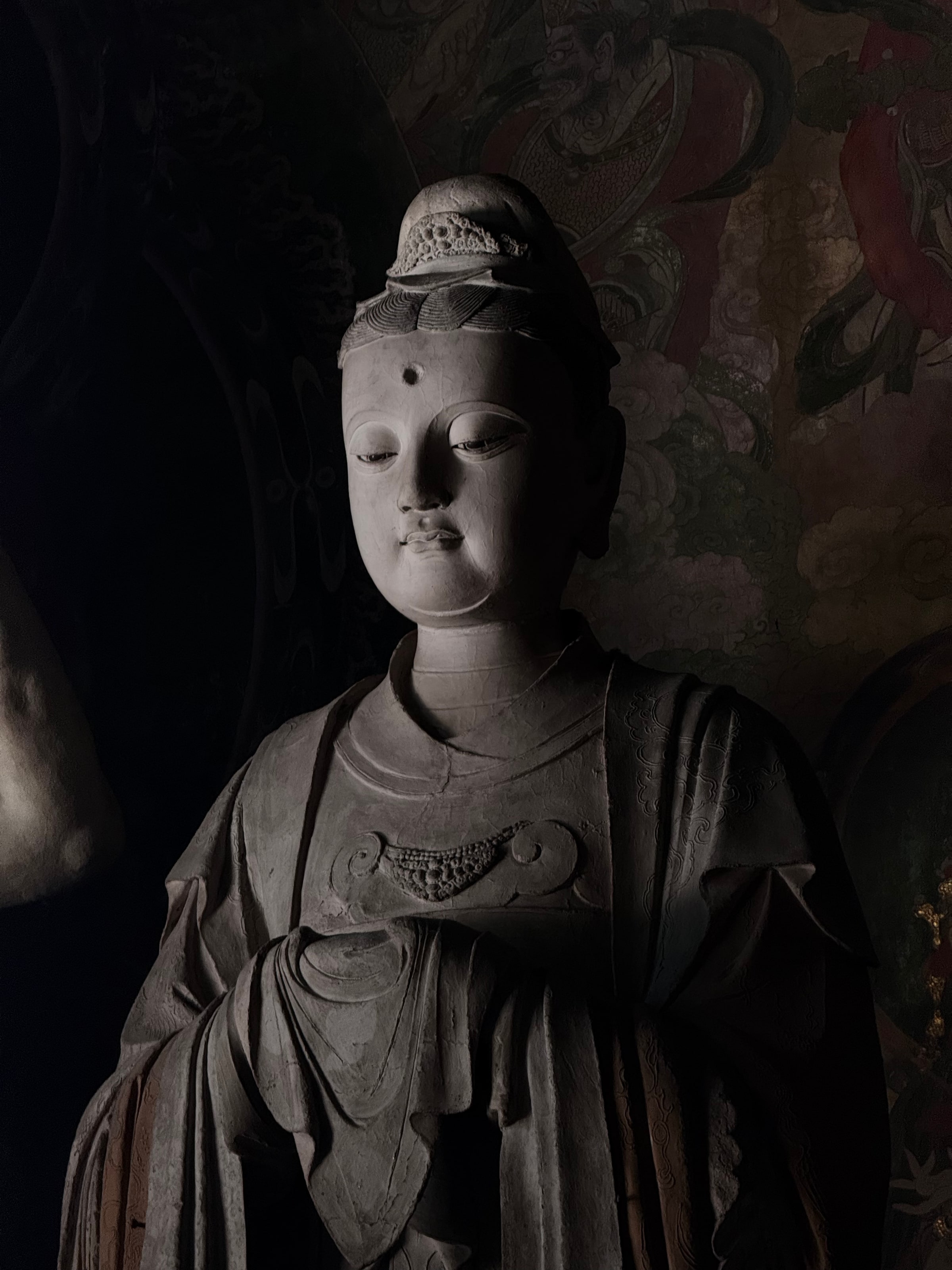 殿内的辽代彩塑，菩萨垂目低眉，衣纹流转如水。