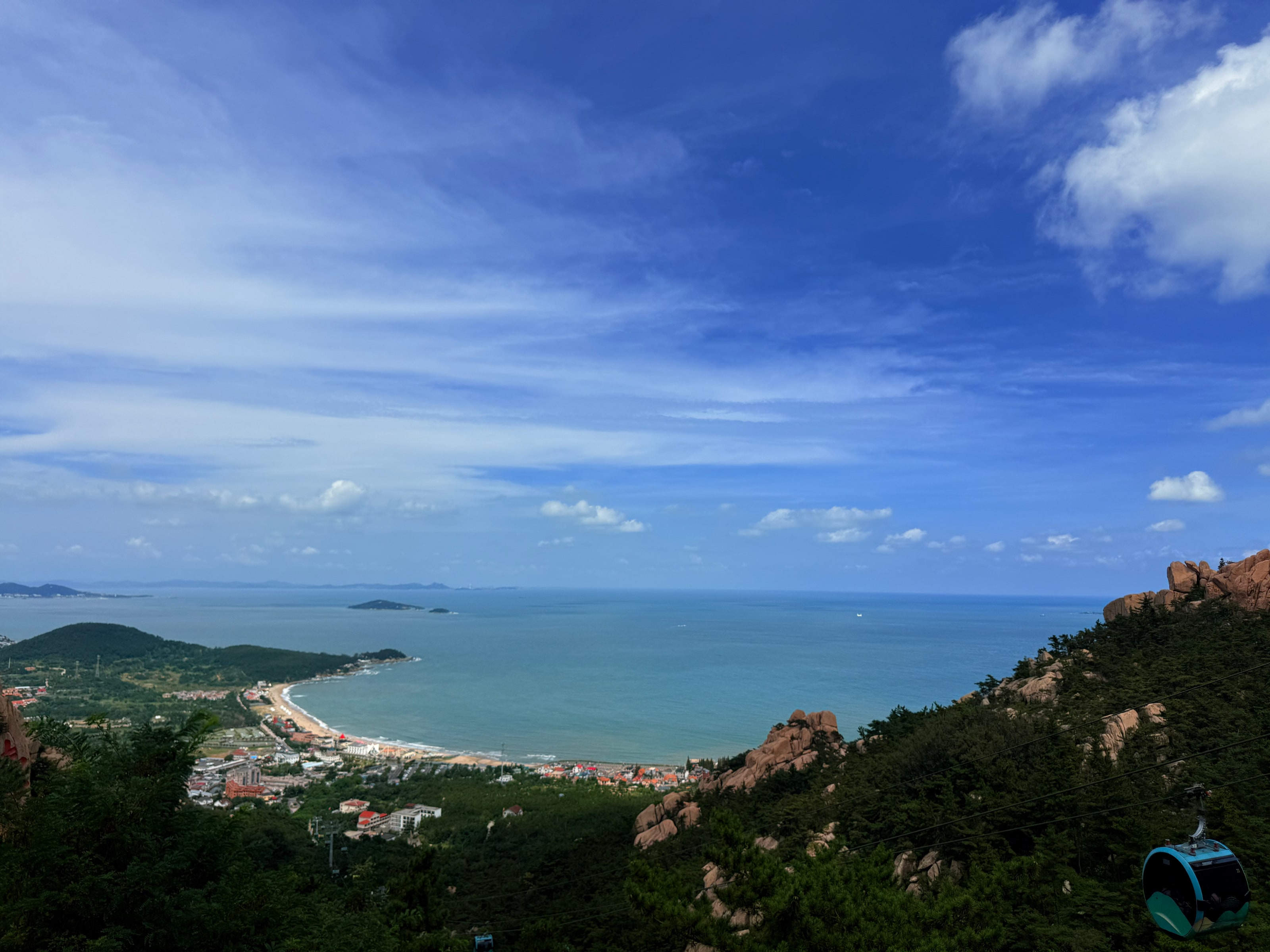 崂山之巅俯瞰海湾与索道